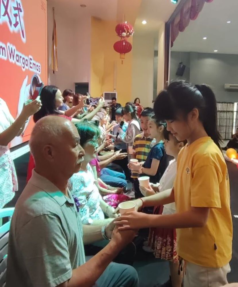 学生们在今日的新春活动中向长辈敬茶，表达孝敬与祝福。