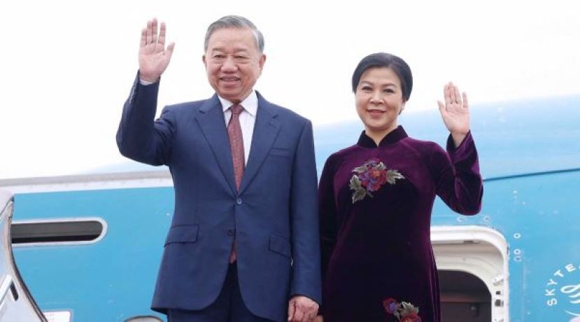 苏林和夫人吴芳璃乘专机抵达北京。