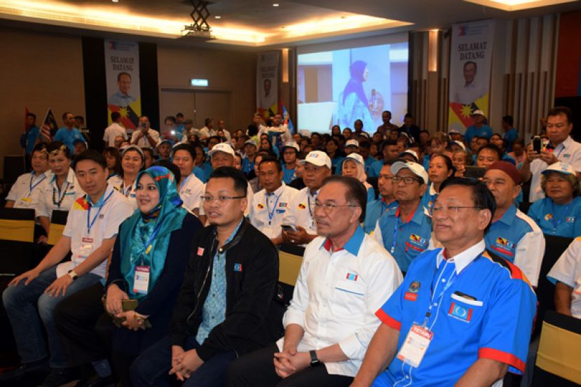  拿督斯里安华(右2)出席砂公正党大会。右为;张有庆国会议员。