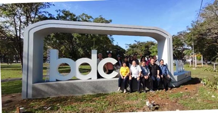 南市市长拿督黄鸿圣(左二)与一众嘉宾在BDC公园牌匾前合影。