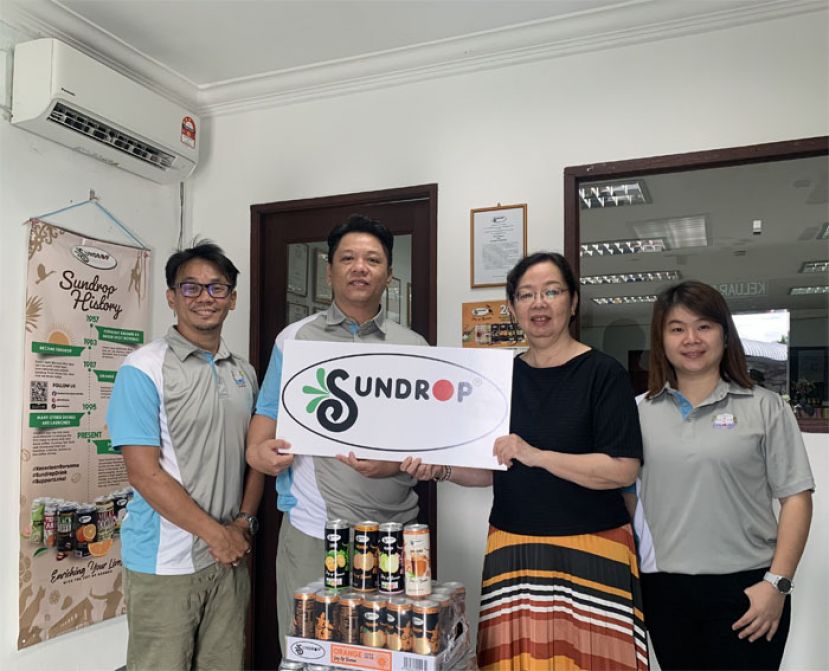 陈青团捐血活动:赞助商之一的SUNDROP 负责人（右二）移交赞助品给捐血活动筹委主席陈伟杰（左二）。左一为古晋颍川陈氏公会青年团团长陈实祥和理事陈绘琪（右一）	