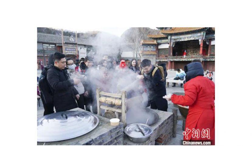 2020年1月，北京司马台长城脚下的古北水镇景区举行&ldquo;长城庙会过大年&rdquo;活动，游客可体验庙会市集、民间花会、庙会小吃、街头民艺、冰上运动、露天温泉、夜赏花灯等活动。图为游客体验压制饸饹面。