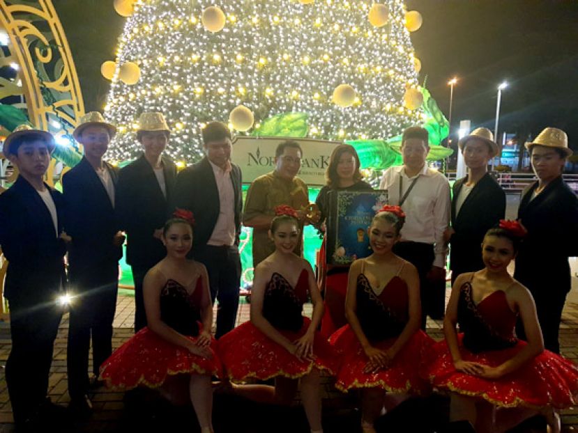 古晋南市市长拿督黄鸿圣（后排左5）在主持圣诞树亮灯仪式后与众人一同合影。