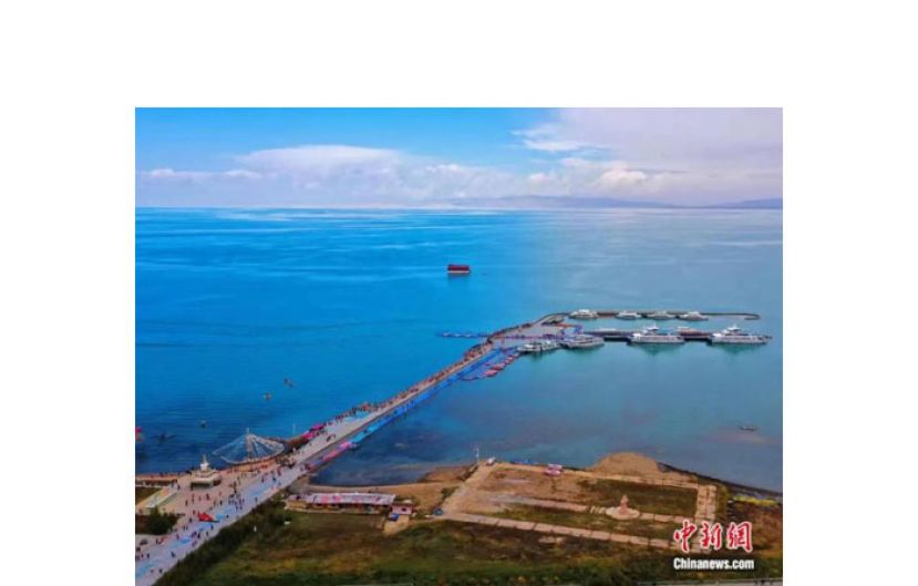航拍青海湖。