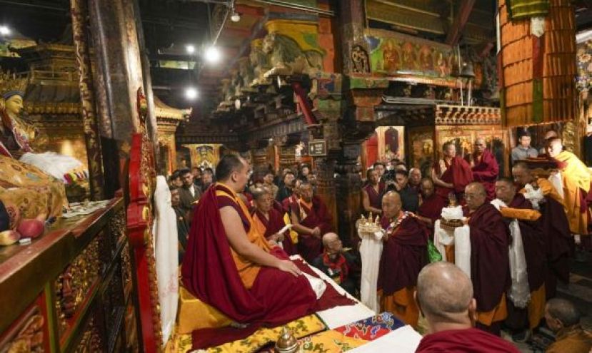 班禅周一到拉萨大昭寺礼佛。