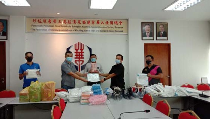 在晋汉连省华总会长拿督黄良杰（中）见证下，副会长周文盛（左二）移交给救灾小组主任兼华总副秘书甲必丹陈国璋（右二），左为救灾组成员兼华青团委黄惟玄和署理团长陈德明(右)。
