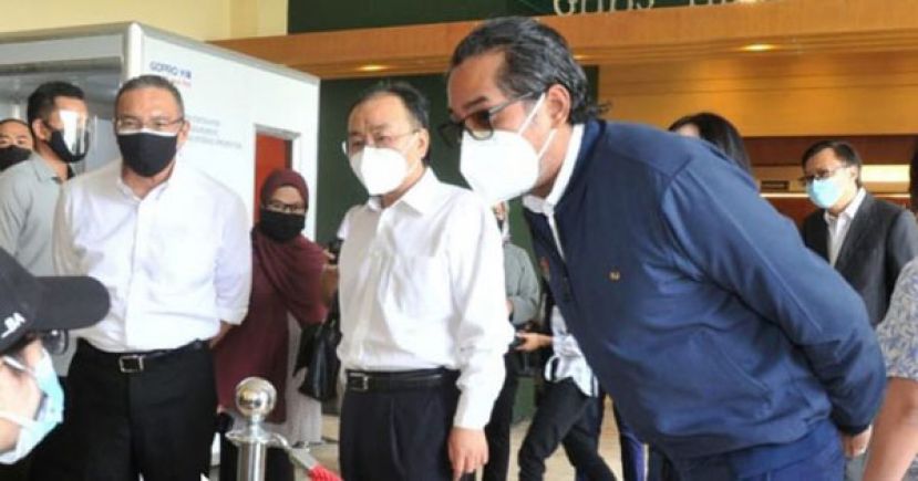 高级政务部长（外交部）拿督斯里希山慕丁、中国驻马大使欧阳玉靖及科学、工艺及革新部长凯里一起巡视为中国籍公民专门设置的疫苗接种中心。