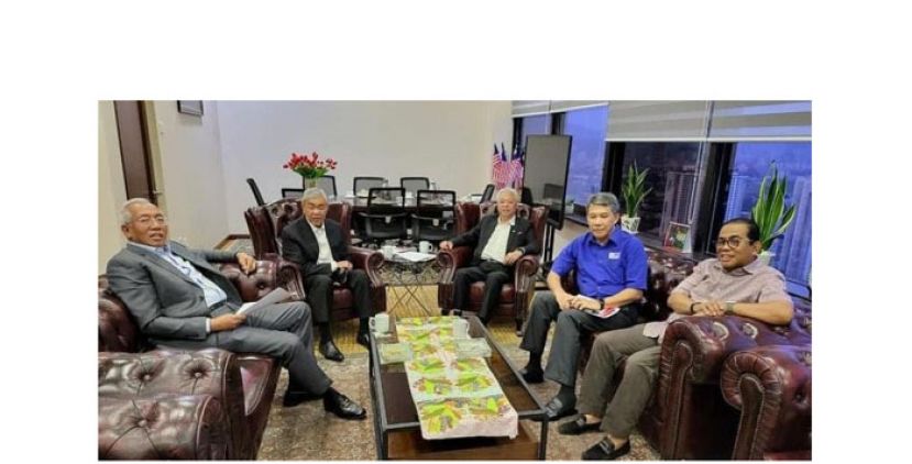 巫统五巨头聚首。左起马哈基尔、阿末扎希、依斯迈沙比里、莫哈末哈山及卡立诺丁。