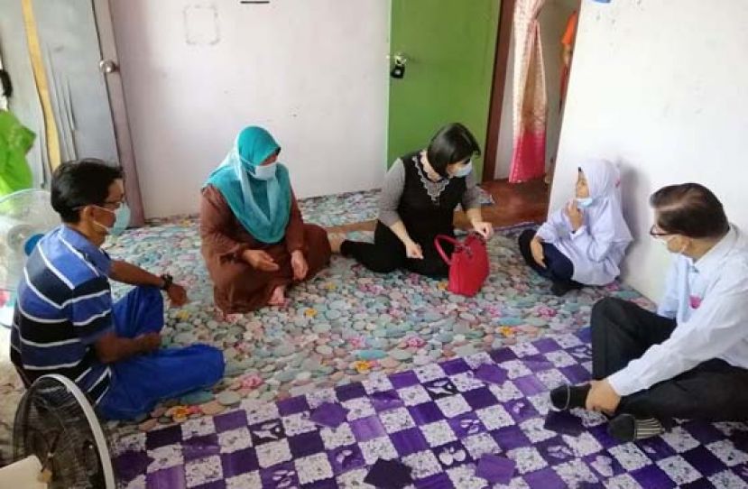 拿督吴标生（右一）拜访明成小学三年级学生nur hadayah fitri binti ham及家人，了解其家庭状况及颁发助学金。