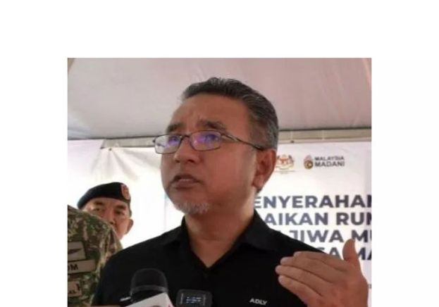 副国防部长阿德里。