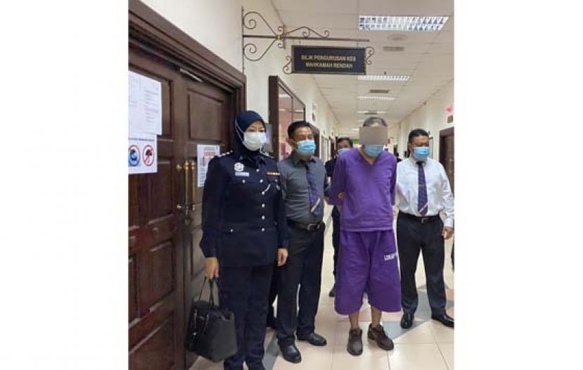 涉嫌贩卖器官中介（右二）被带上法庭申请延扣。