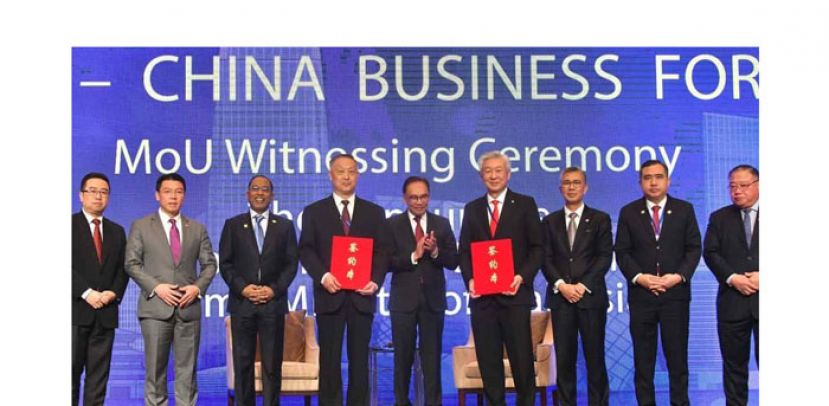 卢成全（左六）与中国机电商会张钰晶会长（左四）交换合作谅解备忘录。 （中总提供照片）