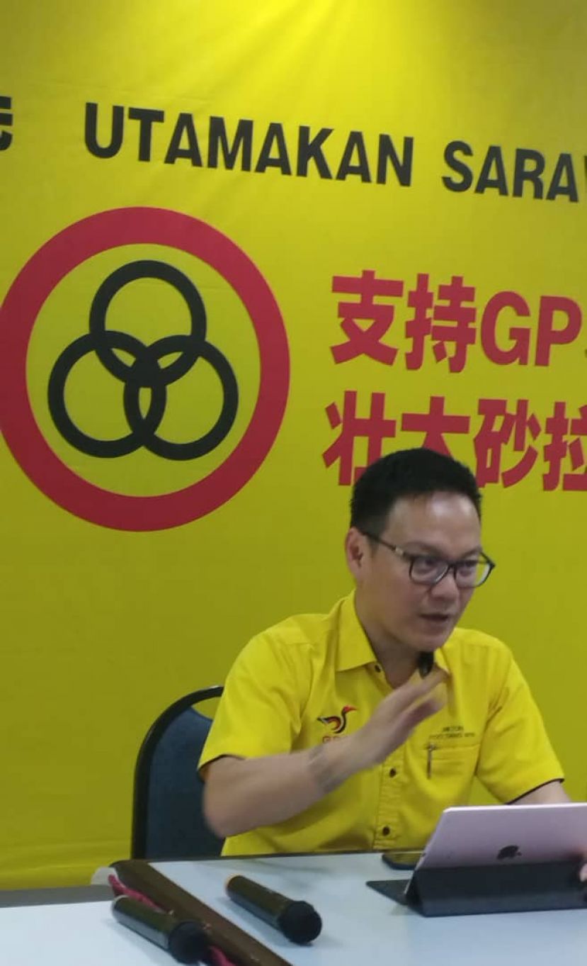 砂人联党公共投诉局主任符祥威在召开新闻发布会时影。