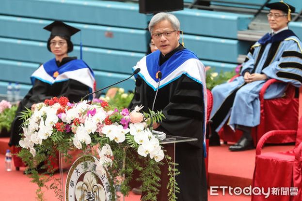 ▲黄仁勋2023年出席台湾大学毕业典礼。