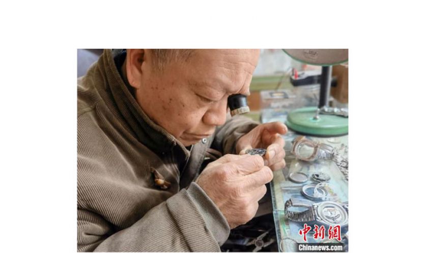林东方在修表。