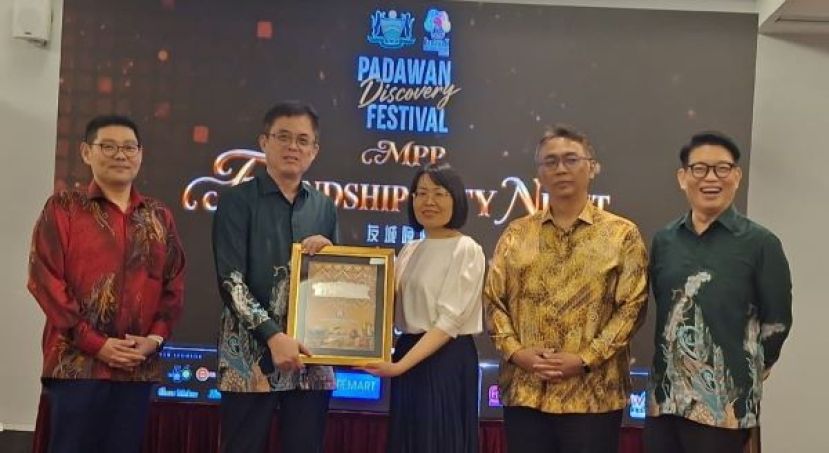 在巴达旺市议会副秘书吴忝曷（右）以及巴达旺探索嘉年会筹委会主席吴得瑜(右一)和巴达旺市议会副主席玛目依布拉欣（右二）的陪同下，巴达旺市议会主席陈开（左二）赠送纪念品予烟台市对外友协办公室主任、四级调研员、烟台市 APEC 商务旅行卡专班负责人林明华时影。