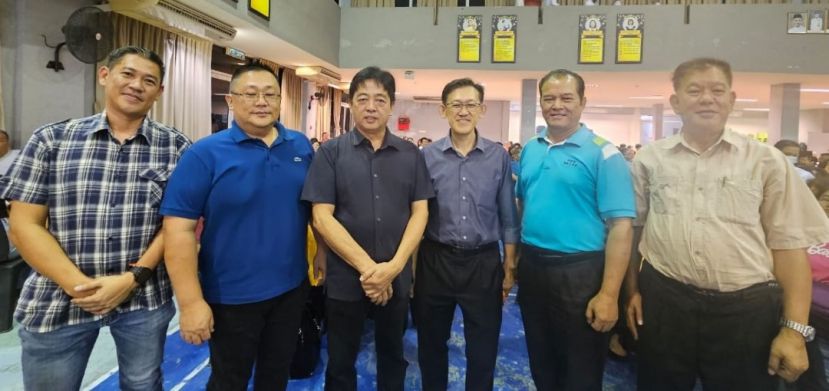泗里街本曼查陈鹏祯（右2起）同薛华东、毕打拿忠福宫广泽尊王庙主席许义华、张荣华、黄祥霖，以及陈中兴（右）交流后合影。