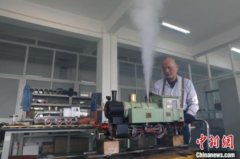 陆继明制作的小火车仿佛就是从蒸汽时代穿越而来。