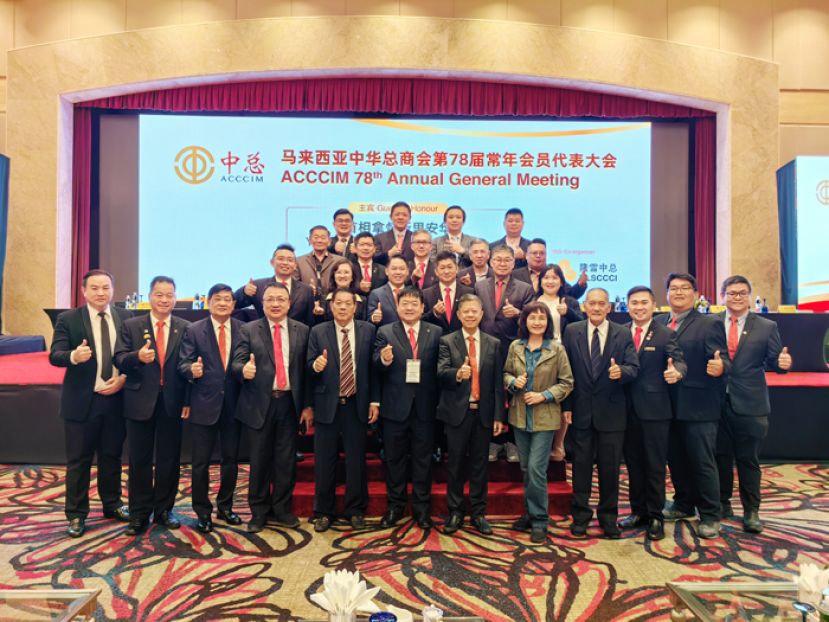 砂中总代表团在大会会场上合影。