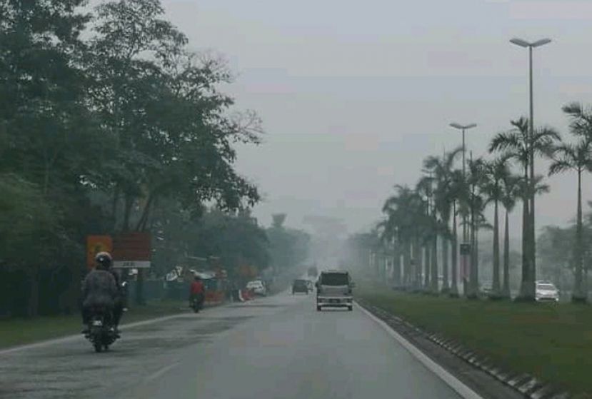 古晋市区街道一片灰蒙蒙。