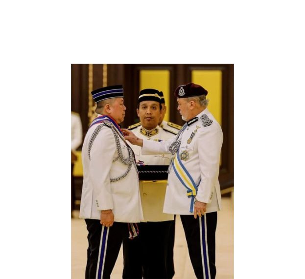 拿督斯里许国振（左）获得PGPP勋章。