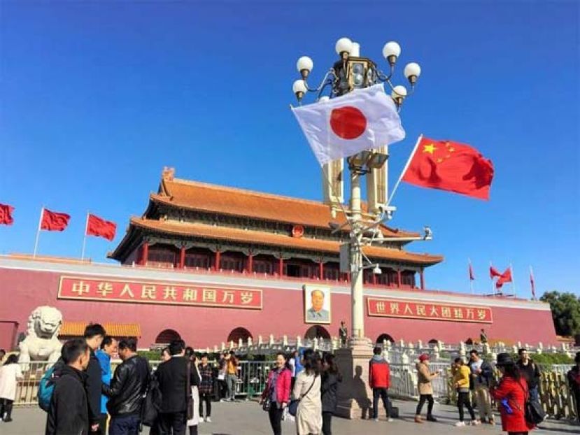  在中国生活的日本人10年来持续减少，从巅峰的15万人，到目前逼近跌破10万人，是近20年来最少。