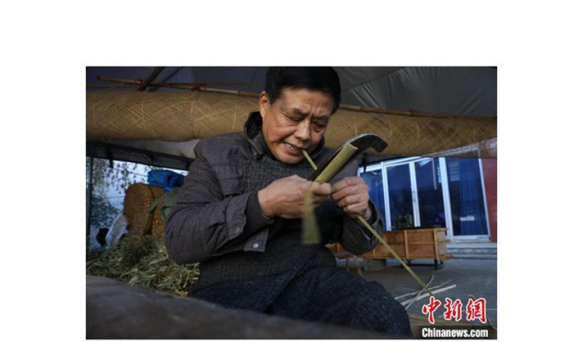 黄大青正在加工编织竹制品的竹篾。