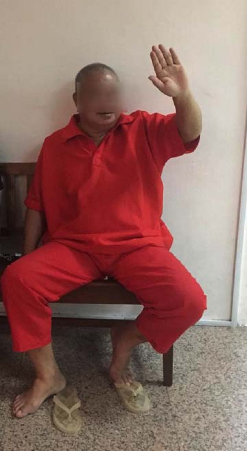 欺骗案累累的被告模仿名人面对镜头的手势。