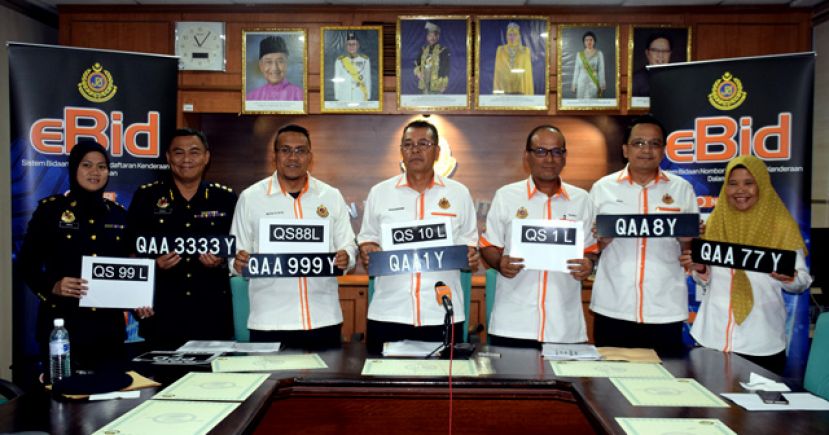 大马陆路交通局总监拿督沙哈鲁汀与砂陆路交通局高层手持古晋(QAA-Y)与诗巫(QS-L)系列电子竞标系统车牌号码。