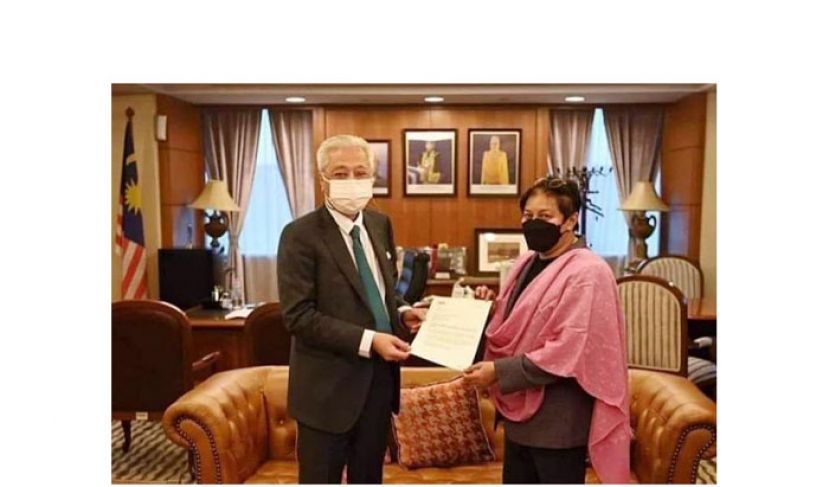 首相依斯迈沙比里（左）移交委任状给阿莎丽娜。