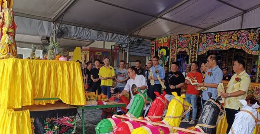 砂拉越副总理拿督斯里沈桂贤的代表巴达旺议会主席陈开、古晋南市市长拿督黄鸿圣及古晋南市市议员莫壮平及古晋宗和联谊会众多理事进行膜拜仪式。