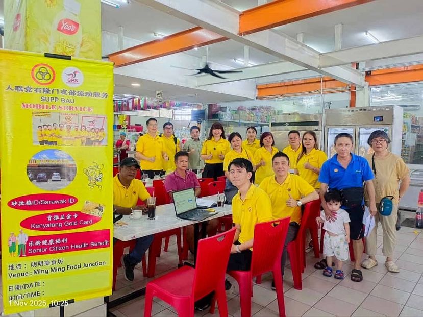 人联党石隆门支部团队与民众合影。前排右起为县议员黄展辉、党员马特力及党员舒克里。后排左起为党员陈效缘、县议员刘祐鹏、本固鲁温武胜、县议员温紆燕、党员余世梅、县议员钟姒容、党员彭葵花、党员官玟赋及党员莊淑玲。