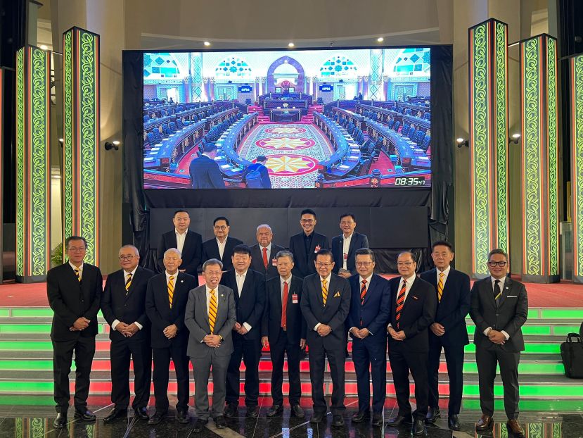 砂副总理拿督阿玛沈桂贤（前排左四）与到访的砂拉越中华总商会会长江昌文（前排左五）、副会长拿督陈日枝（前排左六）及副部长、议员及砂中总理事大合照。
