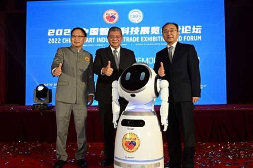 ●左起为马中企业家联合会总会长拿督李中平、外交部长拿督斯里赛夫丁和中国驻马大使欧阳玉靖。