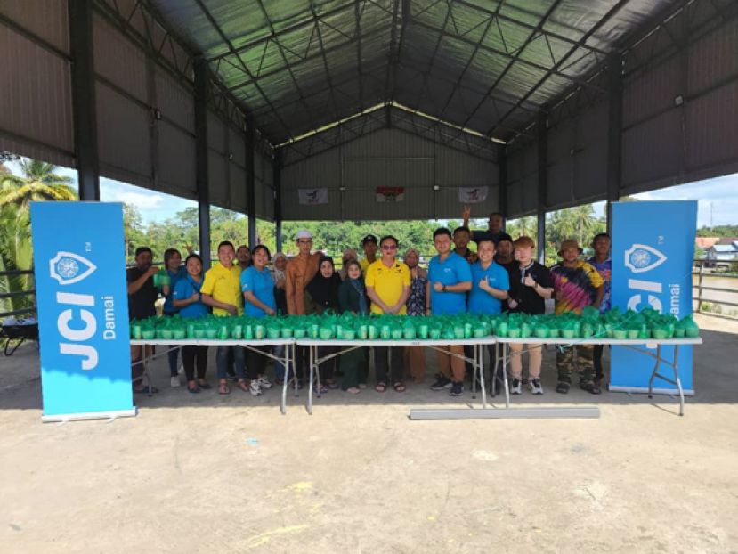 JCI Damai 分发 1000 盒马来什锦（Bubur Lambuk）石隆门甘榜武吉邦佐的居民