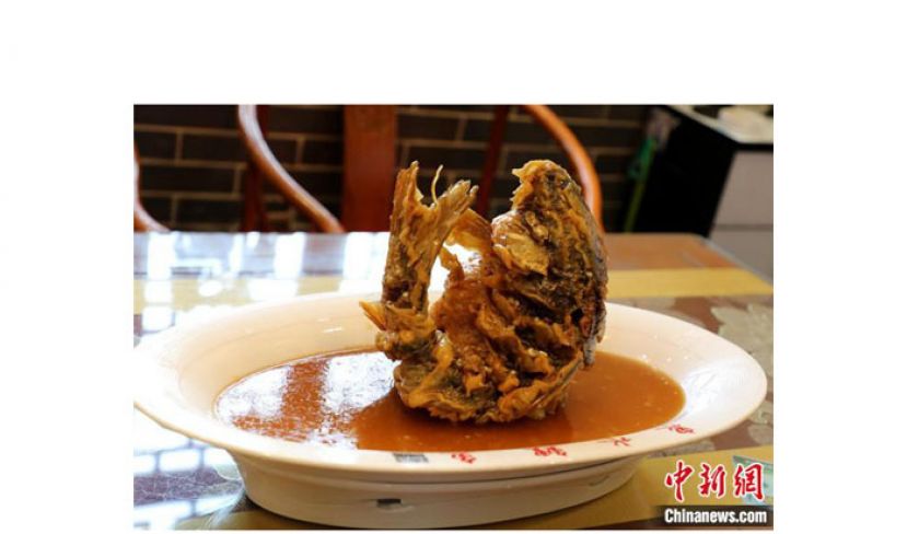 逢洞房花烛、金榜题名这样的人生喜事，山东宴席上&ldquo;跃龙门&rdquo;造型的糖醋鲤鱼是必点头牌菜，寓意一跃入龙门。