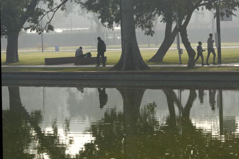 印度气象局报告显示，新德里今晨最低气温为摄氏4.9度。