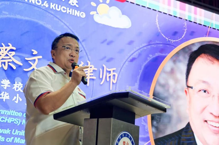 古晋中华小学校董会主席暨砂拉越津贴华小董事会会长拿督蔡文铎律师。