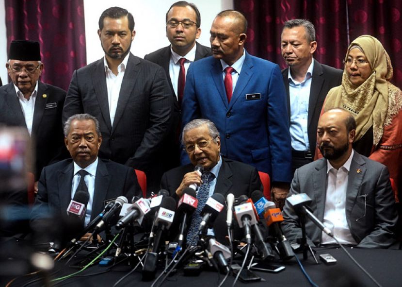 敦马哈迪（中）主持土团党最高理事会会议后召开新闻发布会。左为;慕尤丁，右为;慕克力。