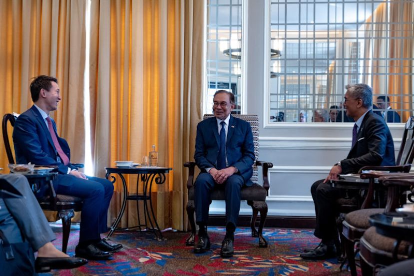 安华（中）与周受资（左）会面。右东姑扎夫鲁。