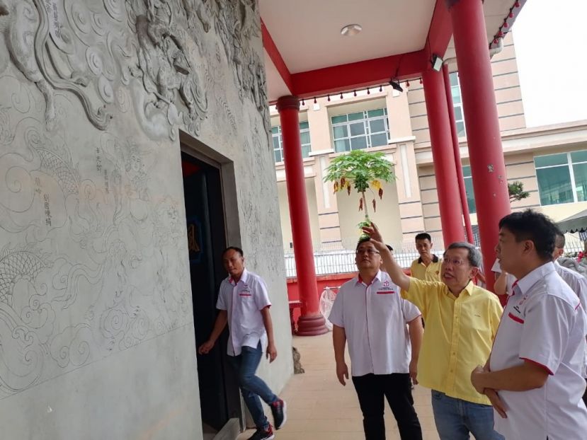 拿督斯里沈桂贤副总理（右2）在主席许义华（右）及副秘书张荣华（右3）陪同下参观毕打拿忠福宫广泽尊王庙口墙壁的各路神仙浮雕工程。