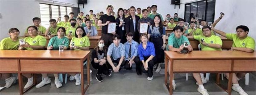 参与义剪活动的合影。