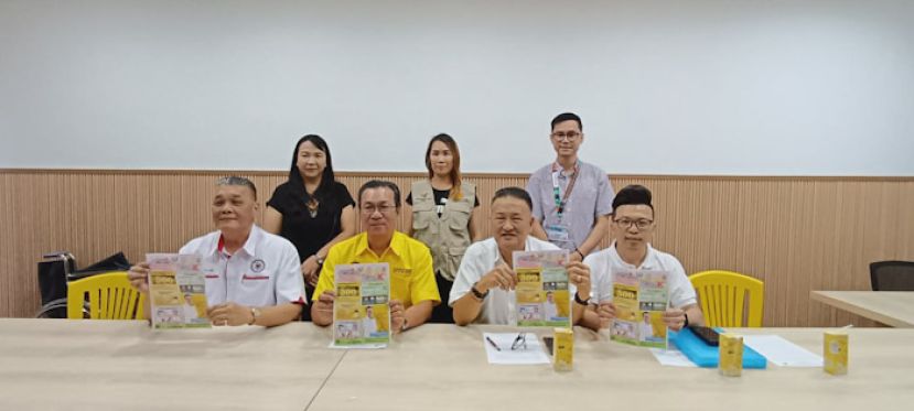 前排左起为砂拉越消费者协会总秘书林以群、人联党哥打圣淘沙区议员叶耀星、砂拉越消费者协会总会长蔡美新、健康检验筹委会主席郑铭业。后排站者左一起为Kuching Sentral Complex 行政与活动执行员岑川凤、砂拉越消费者协会副秘书郭可美、Alpro Clinic Dr. Velentine。
