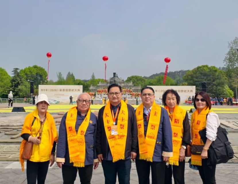  砂拉越晋汉省延陵吴氏公会前任会长吴亚声（左起）马来西亚吴氏公会名誉顾问拿督吴标生、以及来自民都鲁的拿督吴文惠、拿汀黄秀蓉，与拿汀陈幼凤等人合影于泰伯纪念铜像前。