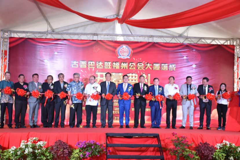 砂地方政府部副部長程明智（右7）与众嘉宾们剪彩仪式。右起为筹委会主席刘亿，古晋巴达旺福州公会永久名誉会长拿督谢在春，永久名誉会长拿督斯里李祈龙，世福秘书长林祥华，古晋巴达旺福州公会创会会长拿督斯里刘为强太平局绅，世福总会长吴换炎;左起为新加坡福州公会会长洪宝兴，澳洲南澳福州同乡会会长黄仕新，古晋巴达旺福州公会永久名誉会长刘泩，永久名誉会长黄华强，马福署理会长拿督董仕星，永久名誉会长拿督黄敬鸿，主席甲必丹拿督刘思乐及世福永久名誉会长丹斯里拿督张仕国。