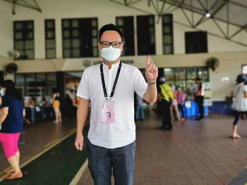 符祥威在完成投票后，向记者展示沾上不褪色墨汁手指。
