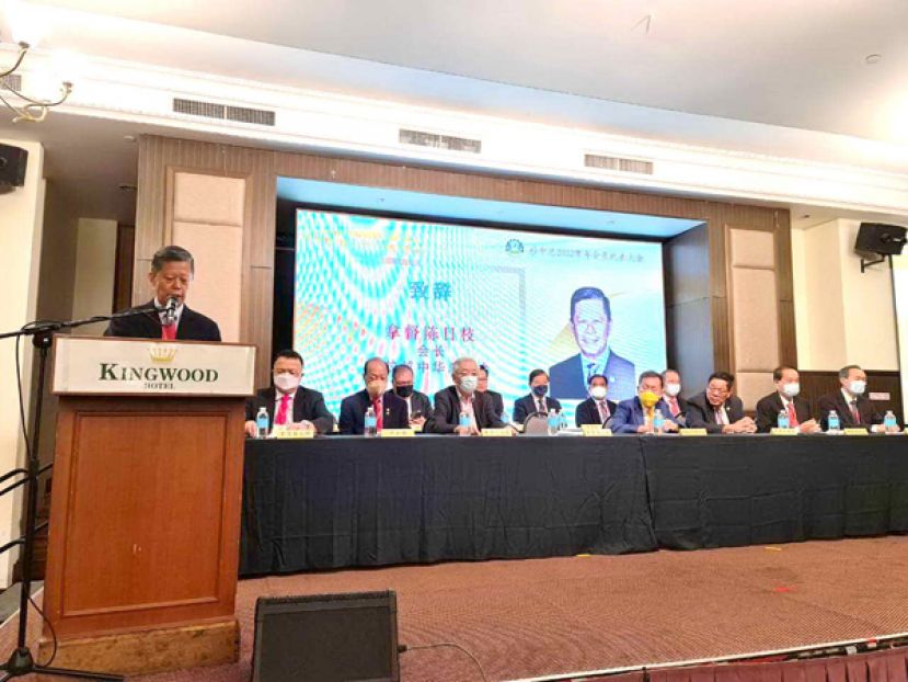 砂拉越中华总商会会长拿督陈日枝（左）在砂中总2022常年会员代表大会致词。