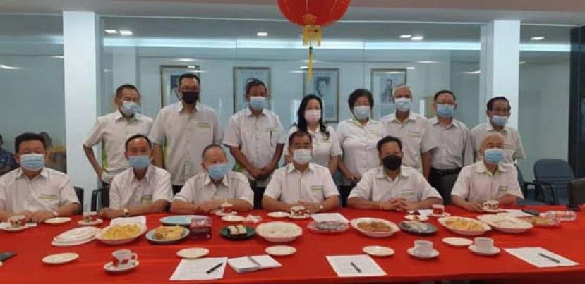 砂云南善堂展开筹募白米运动发布会。前排左起为财政刘天金、副筹委主席郭兴开、副主席钟名宝、主席郑文新、副主席郑瑞福及副主席本固鲁田新华。