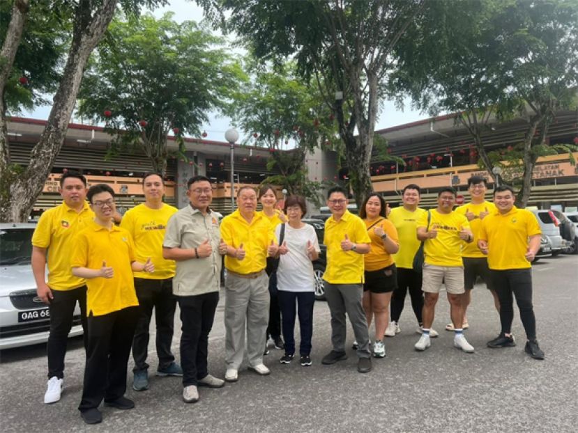 古晋支部人联青年团团长郑志国（右六） ，与团队杨时豪（右三） ，沈东耀（左三），甲必丹拿督许中新兴（左五），甲必丹黄文益（左四）在毕打拿菜市场派送中秋月饼给商家，小贩和民众。