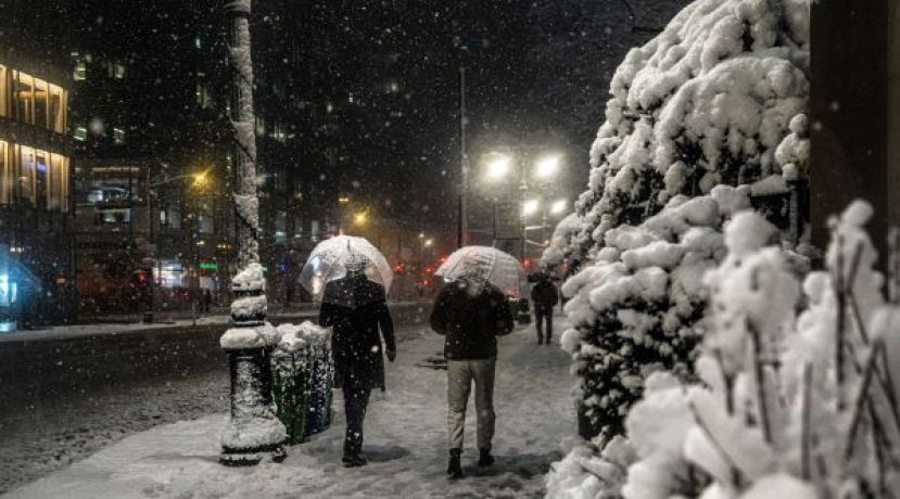 美国东北部遭遇世纪暴风雪袭击。